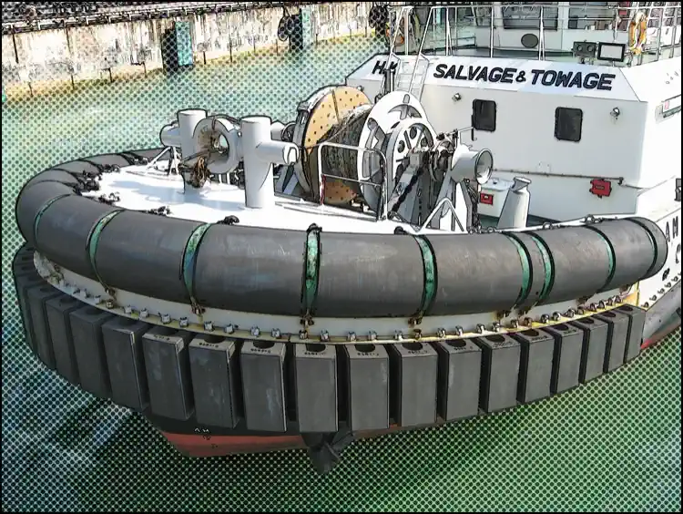 黒い円筒形のゴム製の防舷材が取り付けられたタグボート。