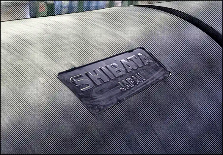 タグボート用防舷材の表面に刻印されたSHIBATA JAPANの文字。