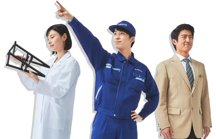 3名の人物、左は製品の模型を手にした白衣の女性、真ん中はSHIBATAのロゴが入った青い帽子、制服を着た男性、右はスーツを着た男性。