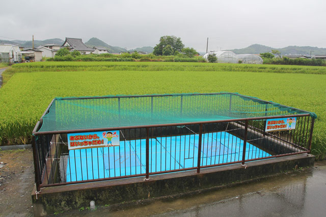 香川県高松市香川町浅野の無蓋式防火水槽に設置された天蓋システム
