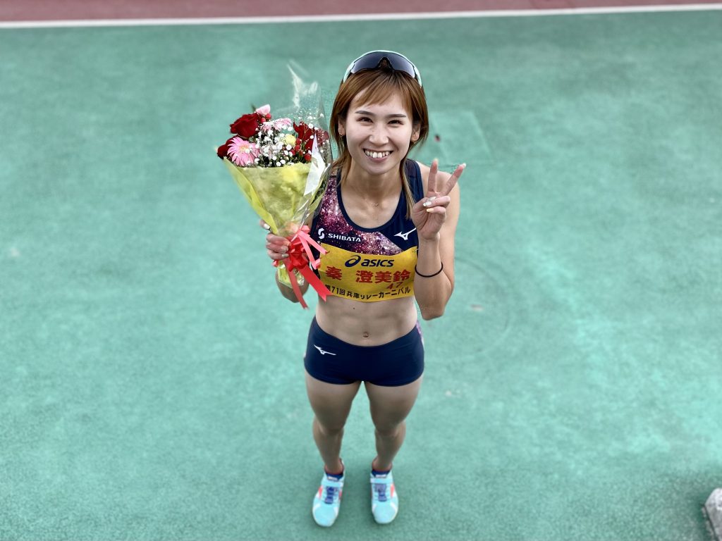花束を持つ秦選手
