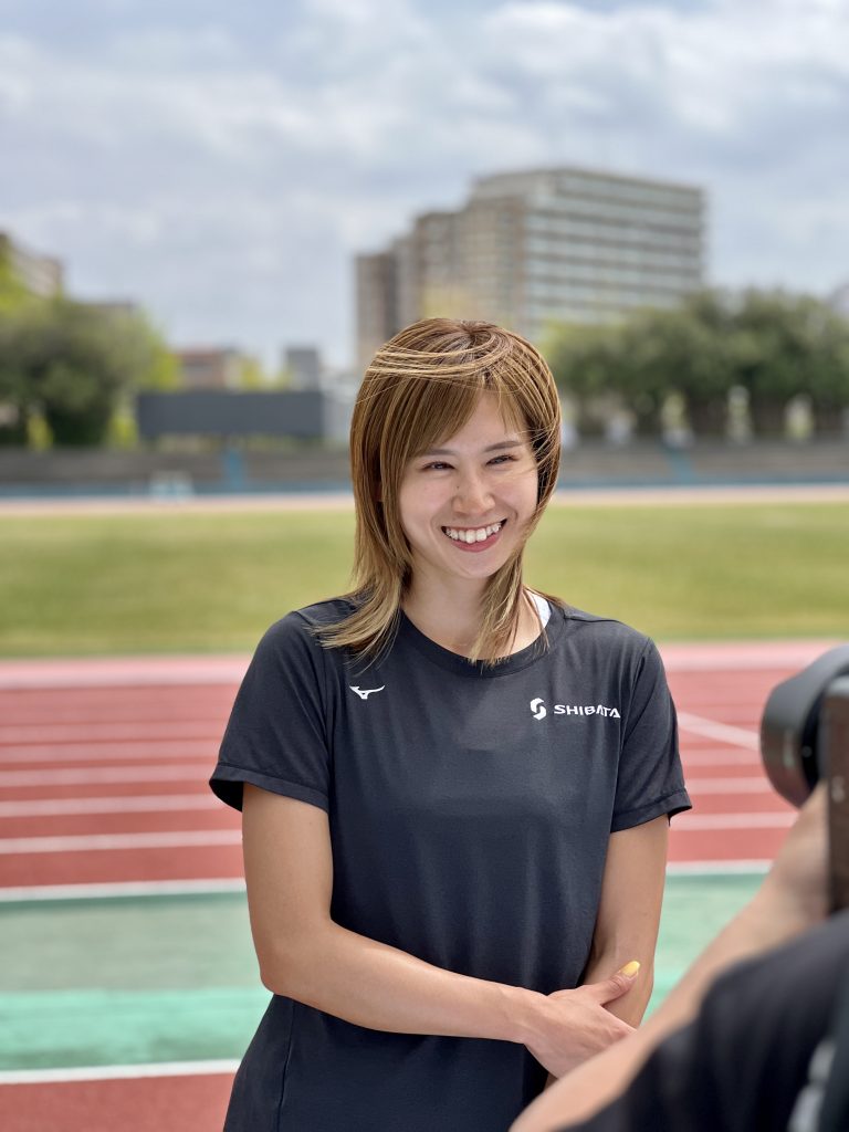 撮影中の秦選手