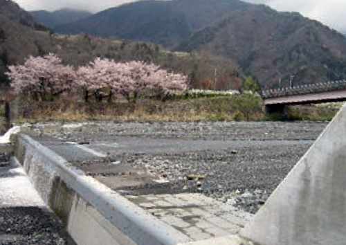 山梨県 御勅使川(床固工)/ライトグレー