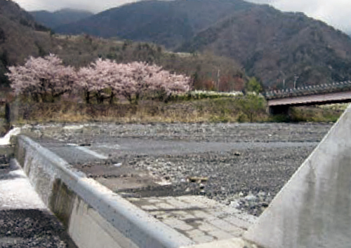 山梨県　御勅使川（床固工）/ライトグレー