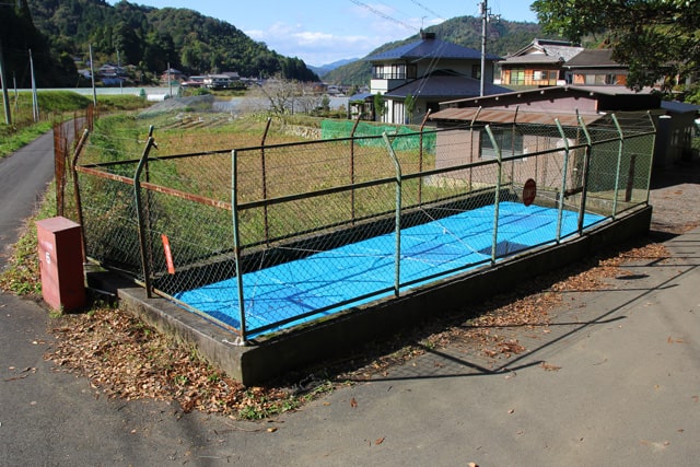 京都府舞鶴市与保呂の無蓋式防火水槽に設置された天蓋システム